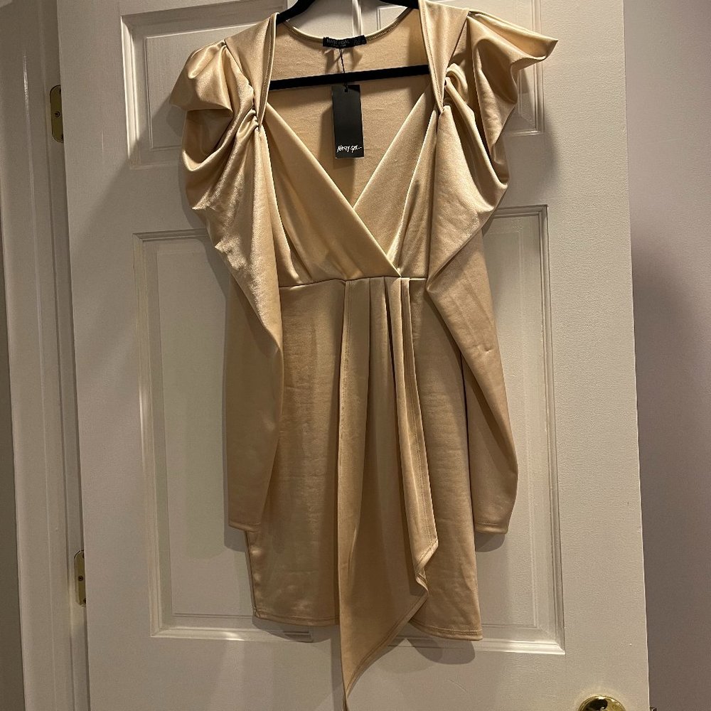 NASTY GAL CHAMPAGNE LONG SLEEVE DRESS NEVER WORN Size: 6